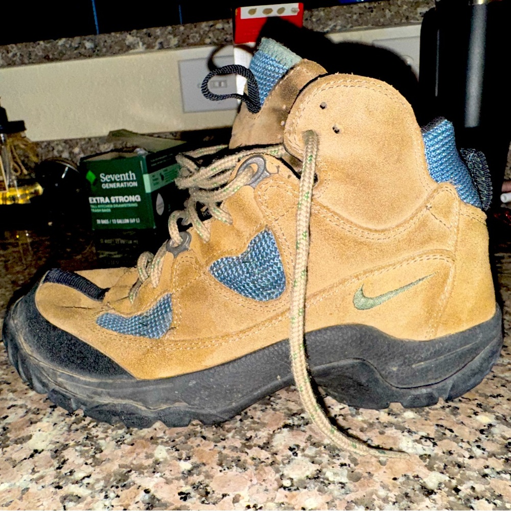 RARE VINTAGE NIKE HIKER SHOES